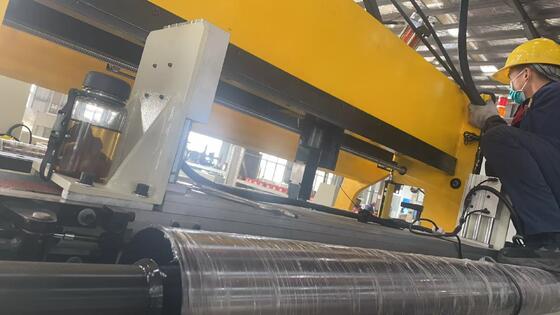 Máy quấn lá đồng tự động với hàn áp nguội, hai động cơ servo và công suất quấn 22KW