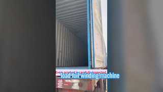 Đang tải máy cuộn lá vào thùng chứa